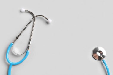 Işık arkaplanındaki modern steteskop