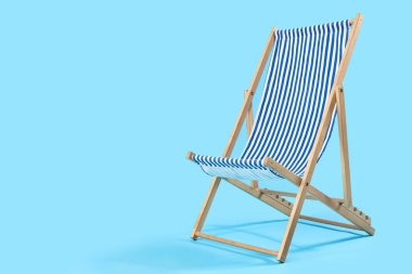 Mavi arkaplanda çizgili iskemle