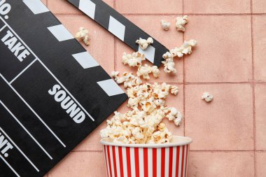 Lezzetli patlamış mısır ve pembe fayanslı el çırpma tahtası.