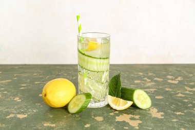 Bir bardak salatalıklı limonata ve yeşil masada nane.