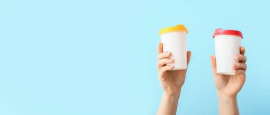 Renkli kahve fincanı olan bir kadın.