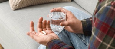 Hap ve su evde, closeup ile genç adam