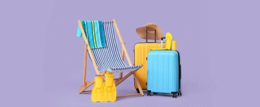 Güverte koltuğu, plaj aksesuarları ve leylak arka planda valizler. Yaz tatili kavramı