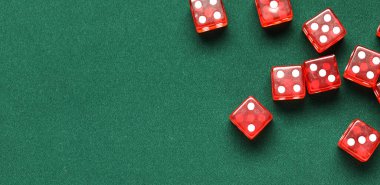 Yeşil arkaplanda kırmızı oyun işaretleri