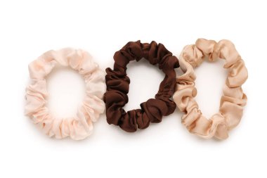 Beyaz arkaplanda şık tokalar seti