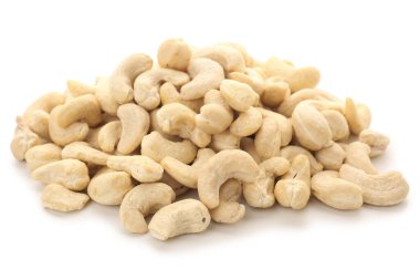 Beyaz arka planda izole edilmiş bir yığın lezzetli fındık.