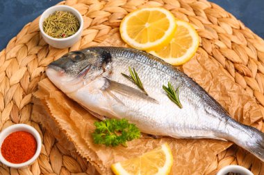 Limonlu çiğ dorado balığı ve baharat.