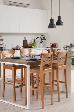 Ada masası servis edilen modern mutfağın içi.