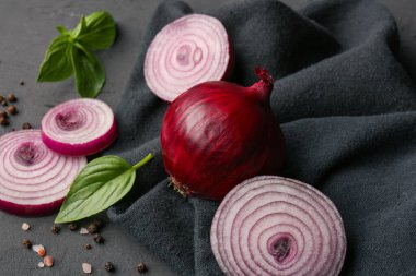 Koyu arkaplanda taze soğan ve baharatlar, yakın plan.