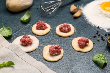 Siyah arka planda hamur köftesi hazırlamak için kıymalı hamur.