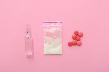 Pembe arka planda farklı uyuşturucular