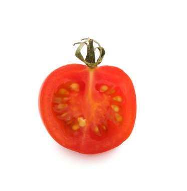 Beyaz arka planda taze vişneli domates dilimi