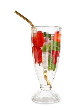 Beyaz arka planda çilekli ve naneli bir bardak taze limonata.