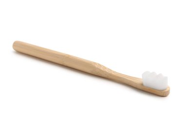 Beyaz arkaplanda bambu diş fırçası