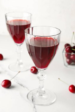 Beyaz grunge arka planda taze böğürtlenli tatlı kiraz likörü.