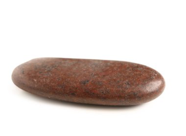 Beyaz zemin üzerinde kahverengi çakıl taşı