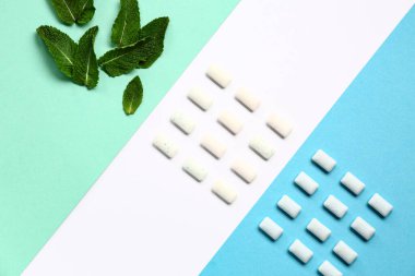 Renkli arkaplanda naneli taze sakız.