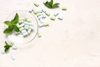 Beyaz arka planda naneli bir kase taze sakız.