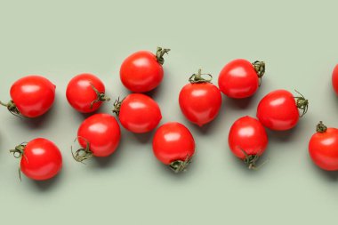 Gri arka planda bir sürü taze vişne domatesi
