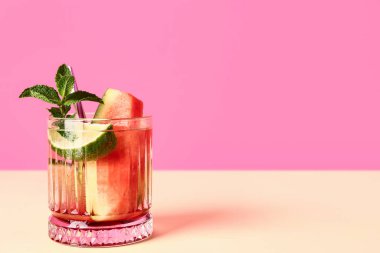 Limonlu taze karpuz limonatası ve sarı masada nane şekeri.