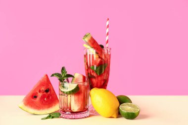 Limonlu ve nane şekerli taze karpuz limonatası.