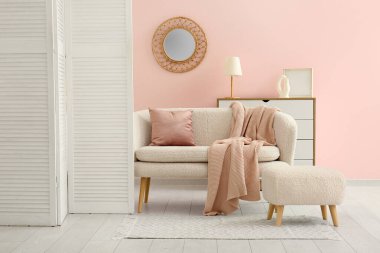 Modern oturma odası. Beyaz kanepe, kanepe ve katlanır ekran.