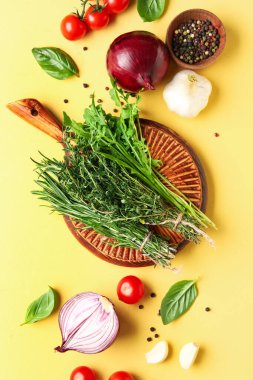 Renkli arka planda taze otlar, sebzeler ve baharatlarla kompozisyon