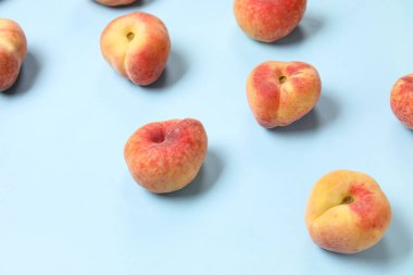 Mavi arka planda tatlı incir şeftalileri