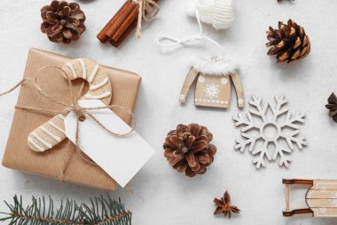 Beyaz arka planda Noel süslemeleri ve hediye kutusu