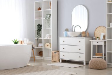 Banyo küveti ve lavabosu olan şık bir yer.