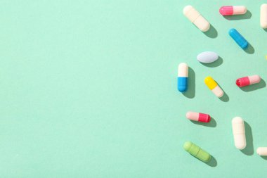 Turkuaz arka planda farklı haplar