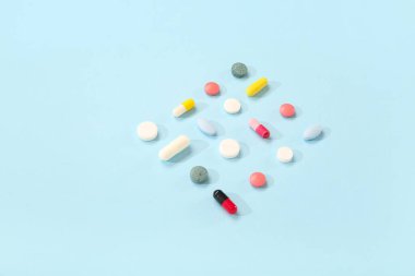 Mavi arka planda farklı haplar