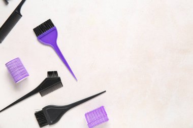 Beyaz arkaplanda kuaför aletleri kümesi