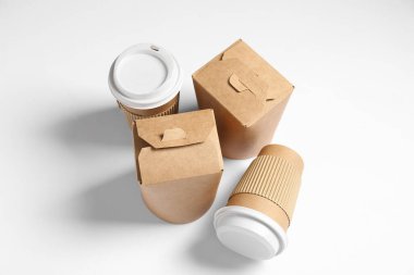 Paketlenmiş kağıt bardaklar ve kutular beyaz arkaplanda
