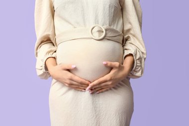 Leylak arka planda güzel hamile bir kadın, yakın plan.