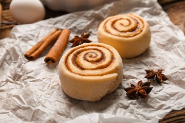 Pişmemiş tarçınlı rulo.