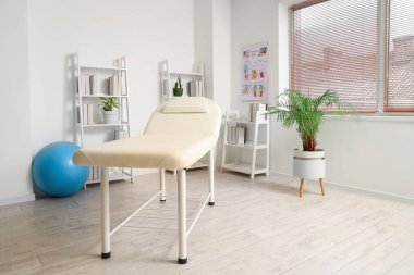 Kanepe ve raf üniteli rehabilitasyon merkezi.