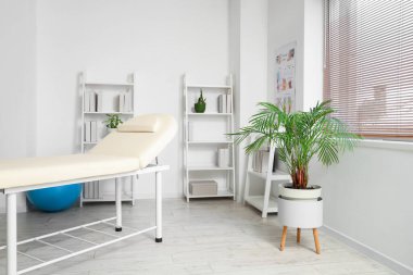 Kanepe ve raf üniteli rehabilitasyon merkezi.