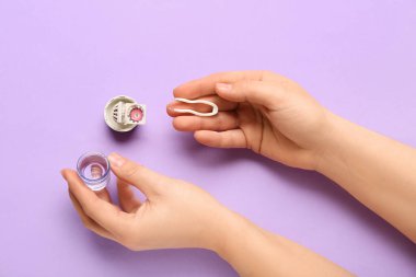 Lens ve cımbız için temizlik çantası olan kadın elleri