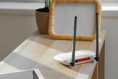 Odadaki rafta modern kablosuz ağ yönlendirici, yakın plan.