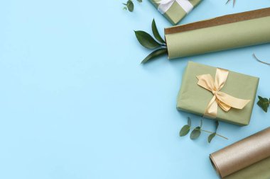 Paket kağıdıyla birlikte hediye kutusu ve mavi arka planda yapraklar. Uluslararası Kadınlar Günü