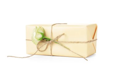 Beyaz arka planda izole edilmiş gül çiçekli hediye kutusu. Uluslararası Kadınlar Günü