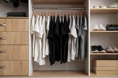 Modern insanların giysilerinde şık tişörtler ve spor ayakkabıları var.