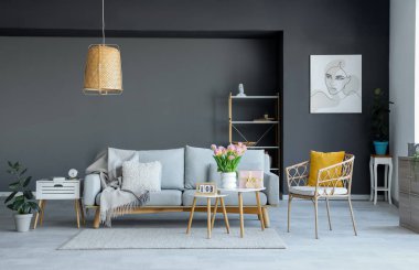 Uluslararası Kadınlar Günü için hediye kutusu ve laleleri olan oturma odasının masalarında.