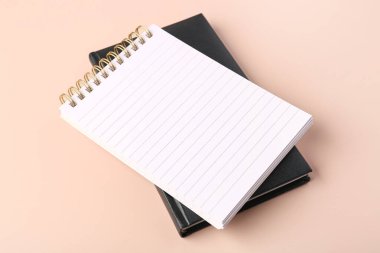 Bej arkaplan üzerine kitap ve defter