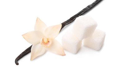 Beyaz arka planda vanilya çubuğu, şeker ve çiçek