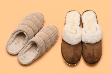 Bej arka planda iki çift yumuşak terlik. Üst görünüm