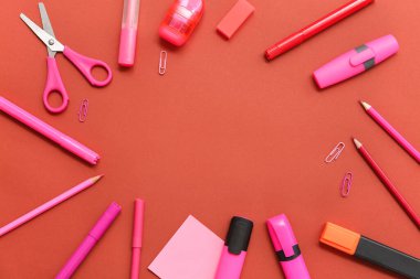 Kırmızı arka planda farklı kırtasiyelerden yapılmış çerçeve. Üst görünüm