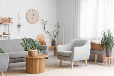 Bambu sapları ve koltukları olan modern oturma odasının şık bir iç mekanı.