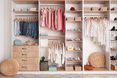 Şık bahar kıyafetleri ve aksesuarları olan modern gardırop.